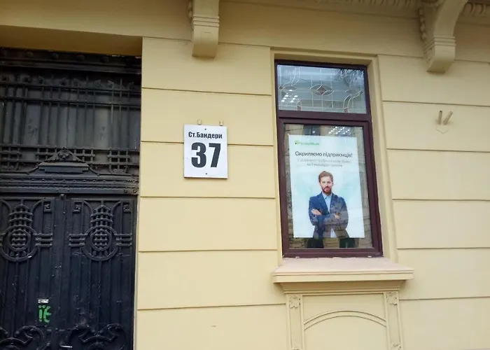 Διαμέρισμα Stepana Bandery Street 37-2 *